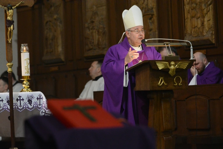 Liturgia stacyjna w Opolu. Msza św. z obrzędem posypania głów popiołem