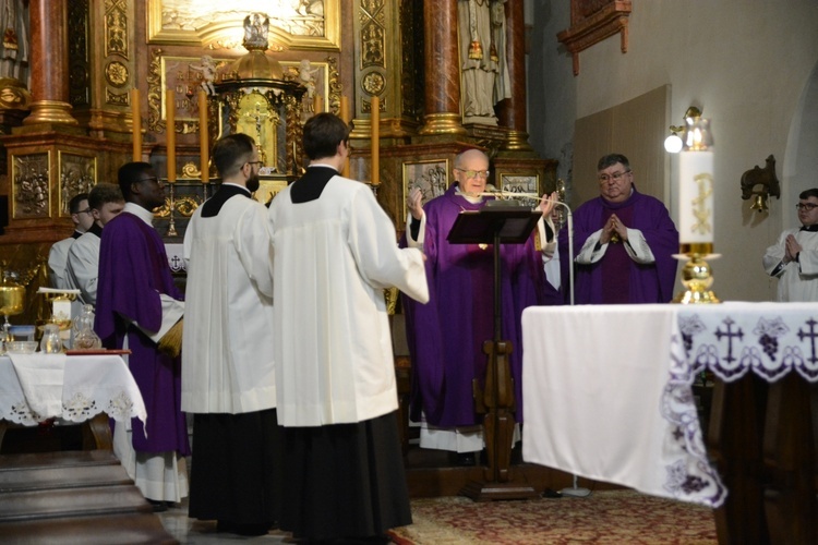 Liturgia stacyjna w Opolu. Msza św. z obrzędem posypania głów popiołem