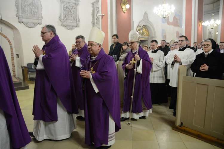 Liturgia stacyjna w Opolu. Msza św. z obrzędem posypania głów popiołem