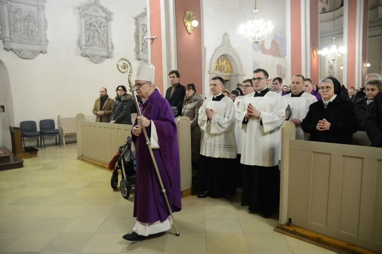 Liturgia stacyjna w Opolu. Msza św. z obrzędem posypania głów popiołem