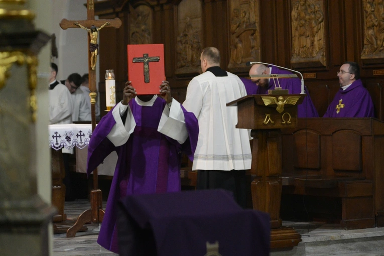 Liturgia stacyjna w Opolu. Msza św. z obrzędem posypania głów popiołem