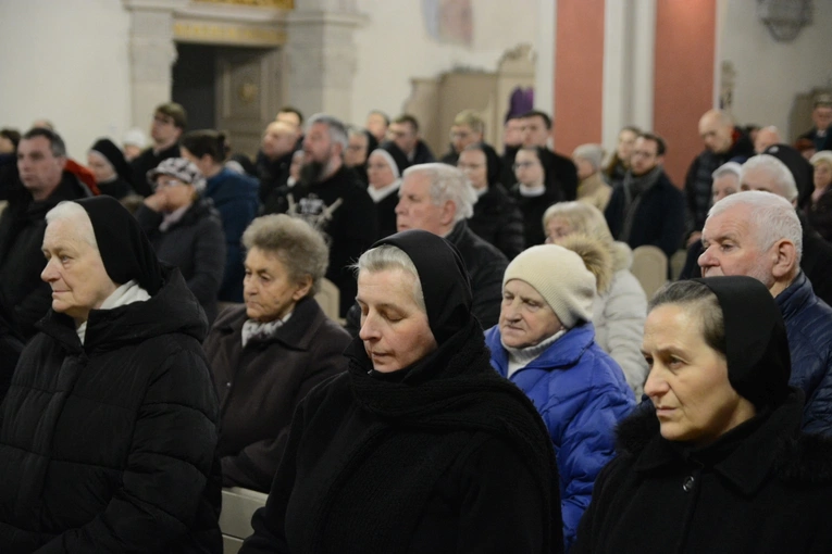 Liturgia stacyjna w Opolu. Msza św. z obrzędem posypania głów popiołem