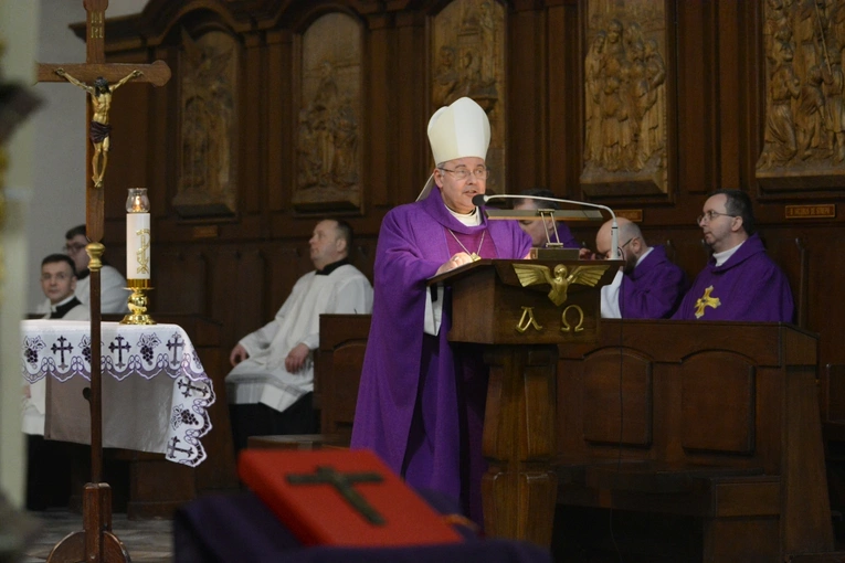 Liturgia stacyjna w Opolu. Msza św. z obrzędem posypania głów popiołem