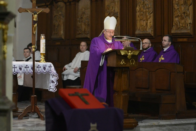 Liturgia stacyjna w Opolu. Msza św. z obrzędem posypania głów popiołem