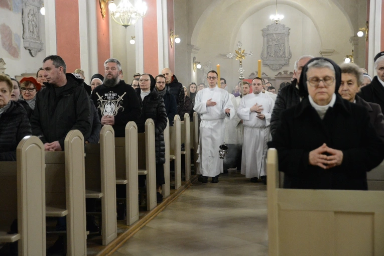 Liturgia stacyjna w Opolu. Msza św. z obrzędem posypania głów popiołem