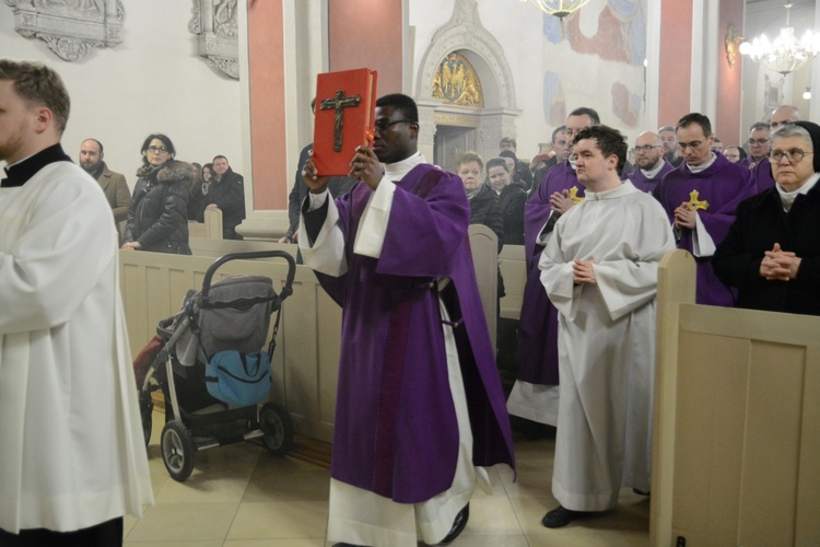 Liturgia stacyjna w Opolu. Msza św. z obrzędem posypania głów popiołem