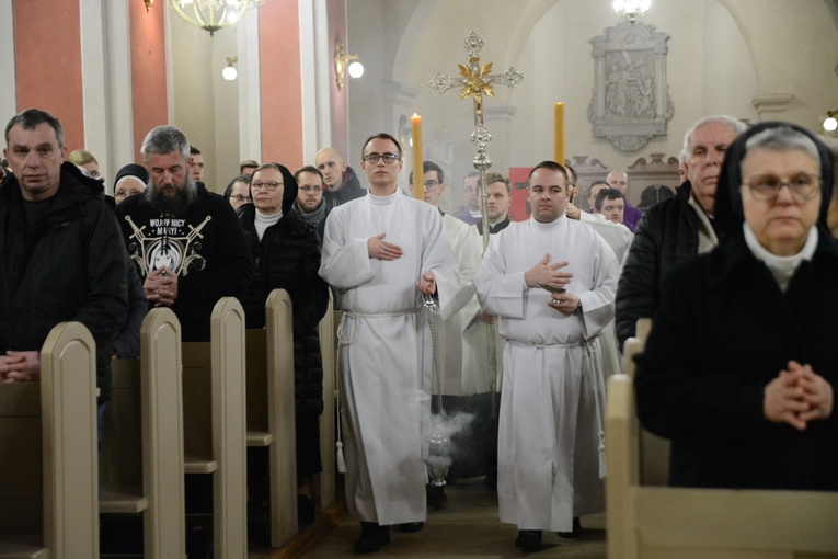 Liturgia stacyjna w Opolu. Msza św. z obrzędem posypania głów popiołem