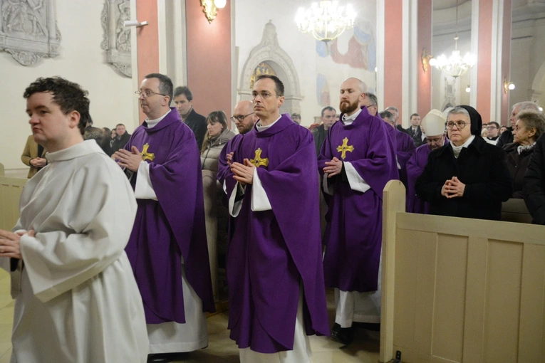 Liturgia stacyjna w Opolu. Msza św. z obrzędem posypania głów popiołem