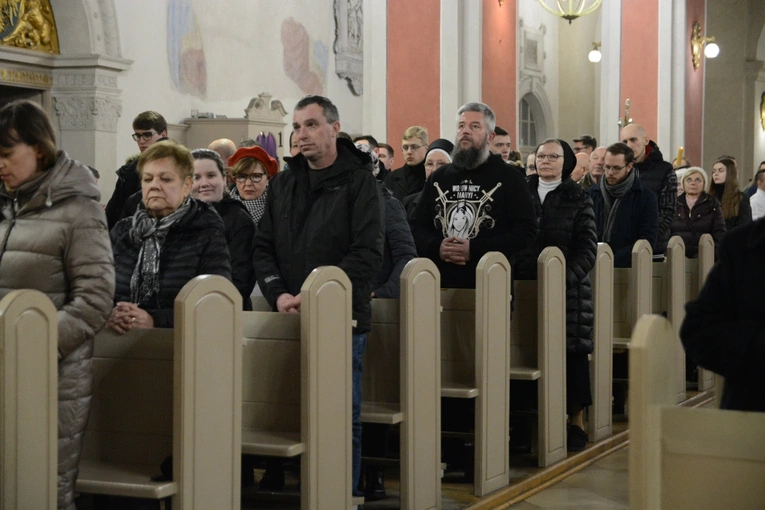 Liturgia stacyjna w Opolu. Msza św. z obrzędem posypania głów popiołem