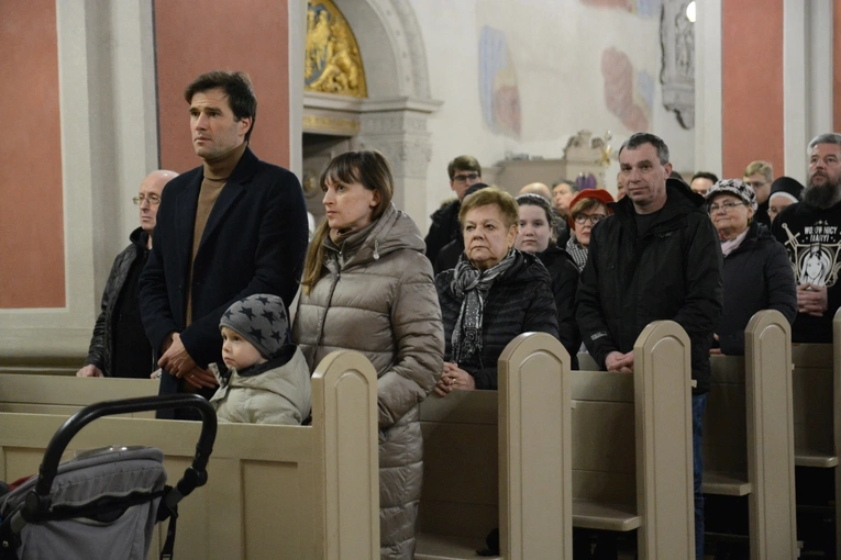Liturgia stacyjna w Opolu. Msza św. z obrzędem posypania głów popiołem