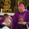 W czasie liturgii bp Marek Solarczyk posypywał głowy popiołem.