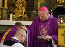 W czasie liturgii bp Marek Solarczyk posypywał głowy popiołem.