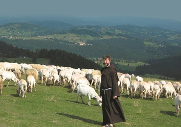 O. Syrach Janicki jest doktorem teologii duchowości, specjalizował się w teologii duchowości franciszkańskiej. Jest członkiem Prowincji Wniebowzięcia NMP Zakonu Braci Mniejszych w Katowicach, obecnie posługuje w Jabłonkowie na Zaolziu w Czechach. 