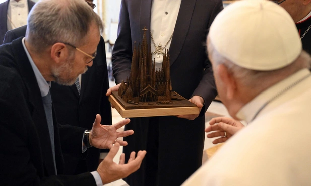 Papież o bazylice Świętej Rodziny w Barcelonie: ma służyć modlitwie