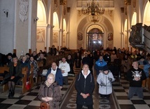 Do wspólnej modlitwy zostali zaproszeni parafianie i wszystkie grupy w niej działające.