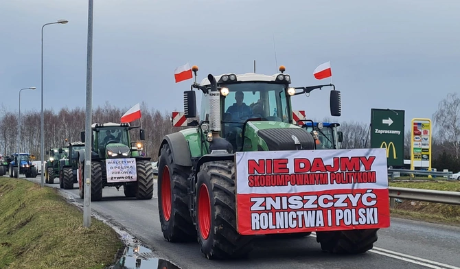 Gorzyczki. Rolnicy blokują wjazd i zjazd z autostrady A1 [ZDJĘCIA]