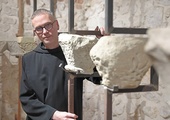 Brat profesor. Brak święceń kapłańskich nie przeszkadza mu być mnichem i wykładowcą Uniwersytetu Warszawskiego