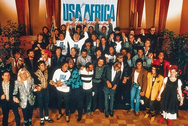 	Największe gwiazdy muzyki spotkały się w studiu, by nagrać piosenkę, z której dochód przeznaczono na pomoc głodującym w Afryce.