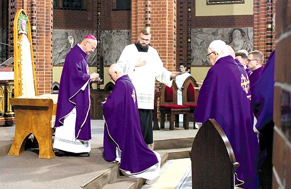 Znakiem pokuty i chęci przemiany jest obrzęd posypania głów popiołem.