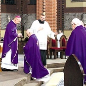 Znakiem pokuty i chęci przemiany jest obrzęd posypania głów popiołem.