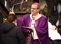 Liturgia zgromadziła parafian oraz wiernych z archidiecezji.