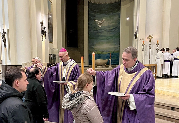 – „Nawracajcie się i wierzcie w Ewangelię” to pierwsze zdanie, które wypowiedział Chrystus w najstarszej Ewangelii, spisanej przez Marka. Zdanie, od którego zaczął swoje nauczanie, które jest jak program, jak exposé, jak uwertura w operze. Bo tak, jak uwertura zawiera w sobie wszystkie najważniejsze tematy, które później będą rozwijane w ciągu całego dzieła, tak i to zdanie wypełni całą Ewangelię – przypomniał metropolita.