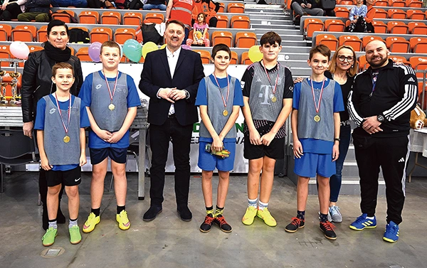 Piłkarze z Hałcnowa z prezydentem Jarosławem Klimaszewskim i organizatorkami sportowej zabawy.