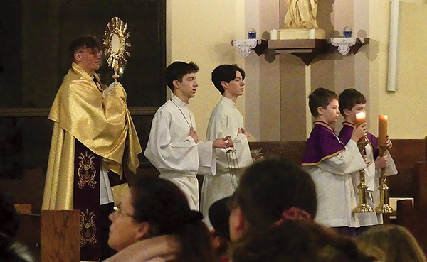 Ks. Marcin Hałas błogosławił uczestników spotkania Najświętszym Sakramentem.