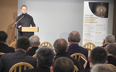 Adrian Pakuła zaprezentował „Oddanie33” kapłanom archidiecezji katowickiej.