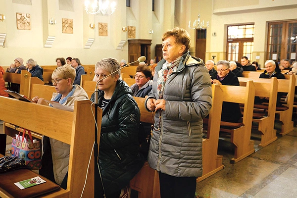 W Głownie w świątyni czuwali członkowie wielu grup parafialnych.