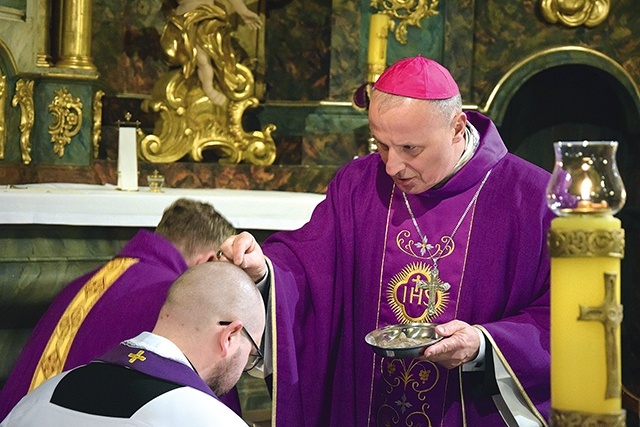 W czasie liturgii biskup radomski posypywał głowy popiołem.