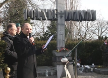 Na cmentarzu Świętej Rodziny znajduje się krzyż poświęcony żołnierzom AK z Kielecczyzny, straconych w 1945 r.  we Wrocławiu.