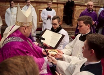 Akolita jest nadzwyczajnym szafarzem Komunii św. i może jej udzielać wiernym w czasie Eucharystii, a także zanosić Ciało Pana Jezusa chorym.