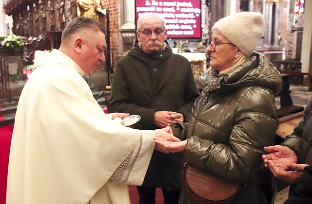 Podczas liturgii w katedrze kapłani udzielili wiernym sakramentu namaszczenia.