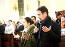 Podczas spotkania modlitewnego z grupą.