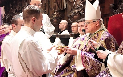 Biskup wręczył każdemu akolicie naczynie z chlebem  lub winem do konsekracji.