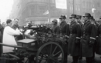 Ksiądz kapelan Ludwik Bombas święci ciężki karabin maszynowy Browning wz. 30 na rynku katowickim. Broń dla 73 pułku piechoty ofiarowało koło katowickie Związku Oficerów Rezerwy RP. 