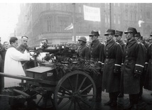 Ksiądz kapelan Ludwik Bombas święci ciężki karabin maszynowy Browning wz. 30 na rynku katowickim. Broń dla 73 pułku piechoty ofiarowało koło katowickie Związku Oficerów Rezerwy RP. 