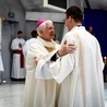 Po modlitwie konsekracyjnej i nałożeniu szat biskup przekazuje nowo wyświęconemu diakonowi znak pokoju.