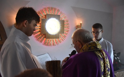 Kaplicę adoracji Najświętszego Sakramentu poświęcił biskup Roman Marcinkowski.