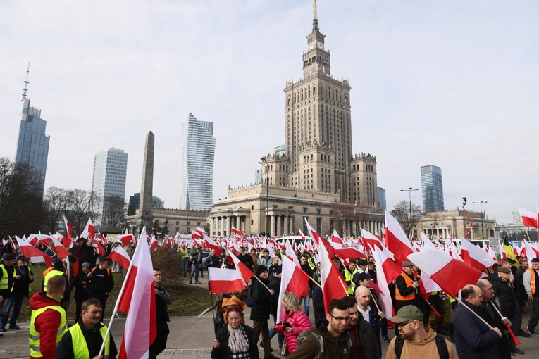 Tysiące rolników protestują w Warszawie