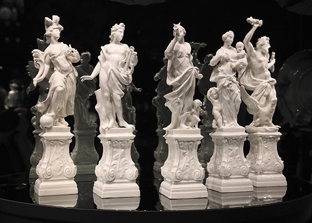 	Eleganckie białe figury, wzorowane na rzeźbach ogrodowych, nazywane są owidiuszowskimi z racji antycznej tematyki. 	