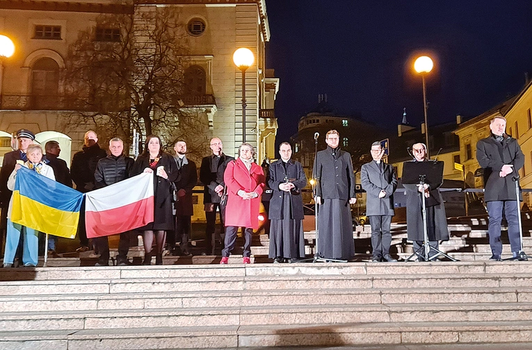 Bielszczanie obu narodów na pl. B. Chrobrego.