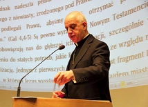 Arcybiskup podczas konferencji na Wydziale Teologicznym UŚ w Katowicach.