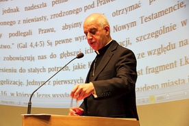 Arcybiskup podczas konferencji na Wydziale Teologicznym UŚ w Katowicach.