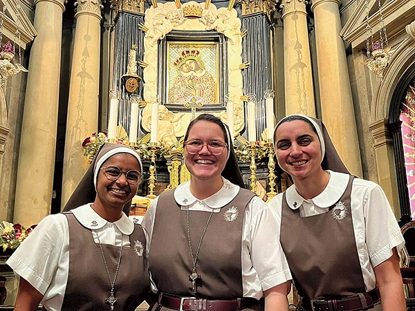 Od lewej: s. Rachel, s. Evelyn i s. Nedyalka w Kalwarii Zebrzydowskiej. Klasztor w Gliwicach nosi imię Matki Bożej Kalwaryjskiej.