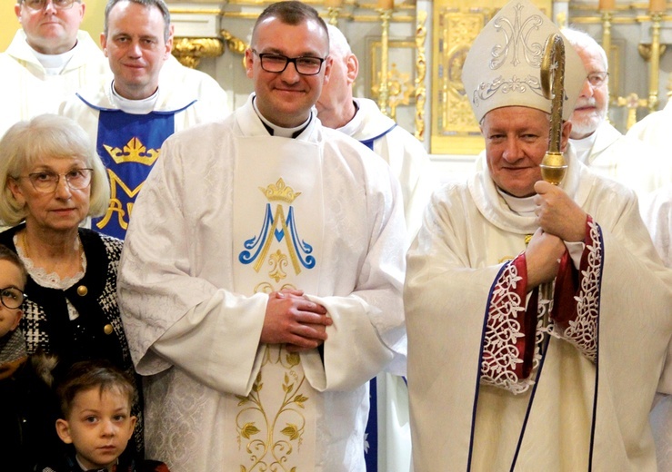 Dk. Paweł Dąbrowski. Obok jego mama Brygida i biskup Adam Wodarczyk.