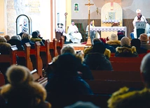 Odwiedziny wizerunku ze Skrzatusza w świątyni parafialnej w Świeszynie.