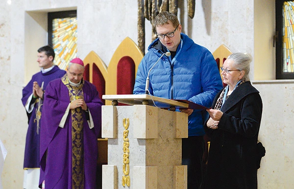 Uczestnikami formacji są zarówno mężczyźni, jak i kobiety.