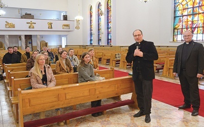 Spotkali się w seminaryjnej kaplicy.